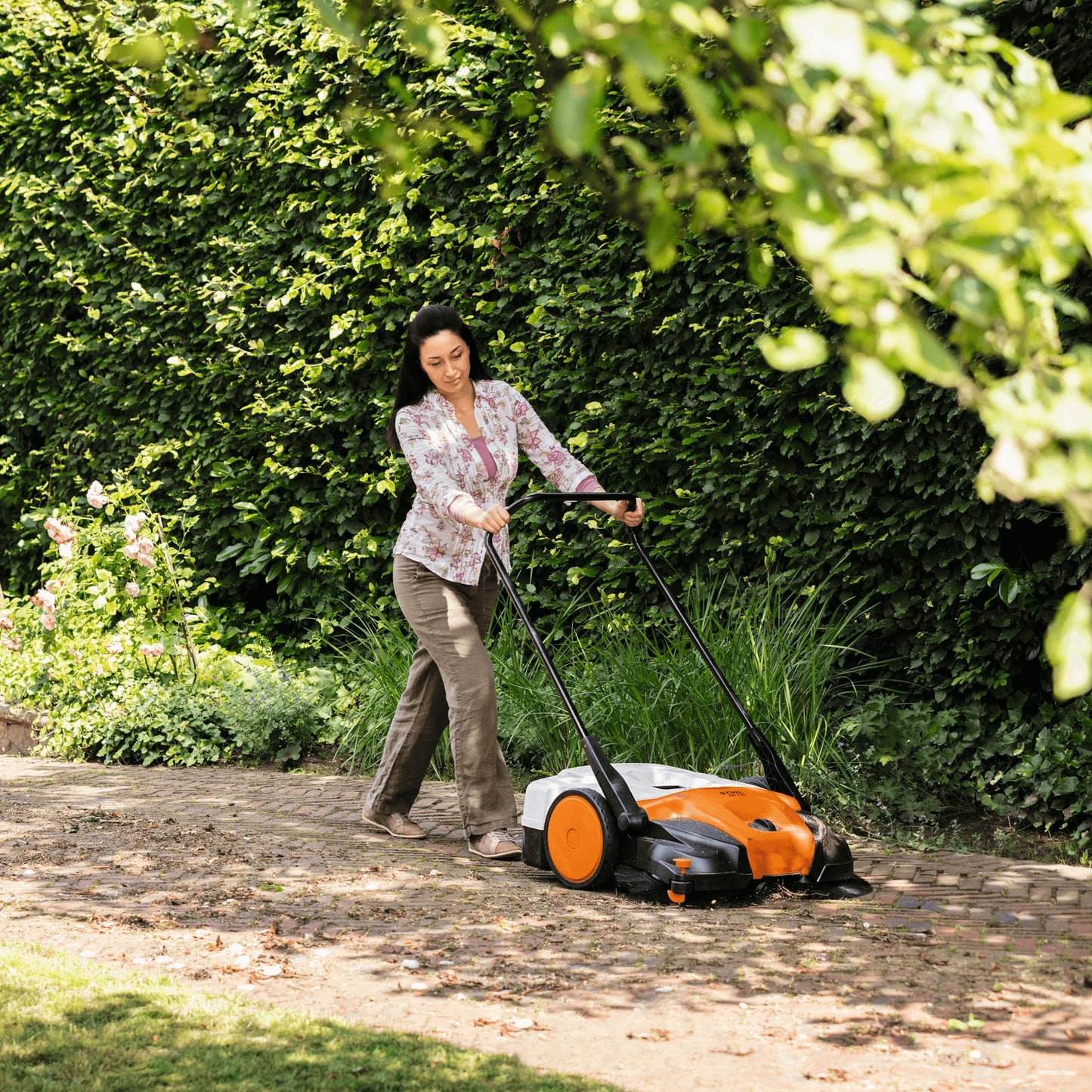 Stihl Kehrmaschine KG 770 - Jetzt Stihl bei kaisers.jetzt