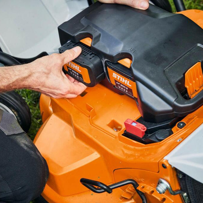 Stihl RMA 765 V Akku-Rasenmäher inkl. Akku AR 3000 L und AL 500 - Jetzt Stihlbei kaisers.jetzt