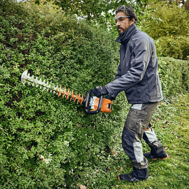 Stihl Akku-Heckenschere HSA 100.1 Einzelgerät - 60 cm in Aktion