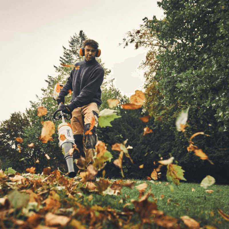 Stihl Akku-Kombimotor KMA 200.0 R Einzelgerät in Aktion