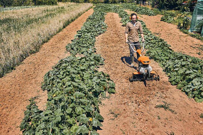 Stihl Benzin-Gartenfräse MH 600 Frontansicht in Aktion