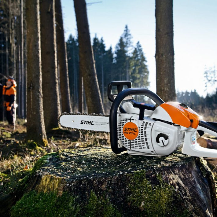 Stihl Benzin-Kettensäge MS 201 C-M - 30 cm Leichtschiene in Aktion