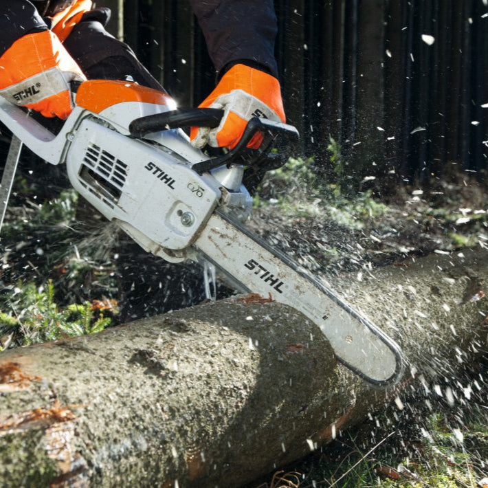Stihl Benzin-Kettensäge MS 201 C-M - 30 cm Leichtschiene in Aktion
