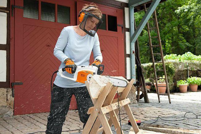 Stihl Elektro-Kettensäge MSE 210 C-B in Aktion 2