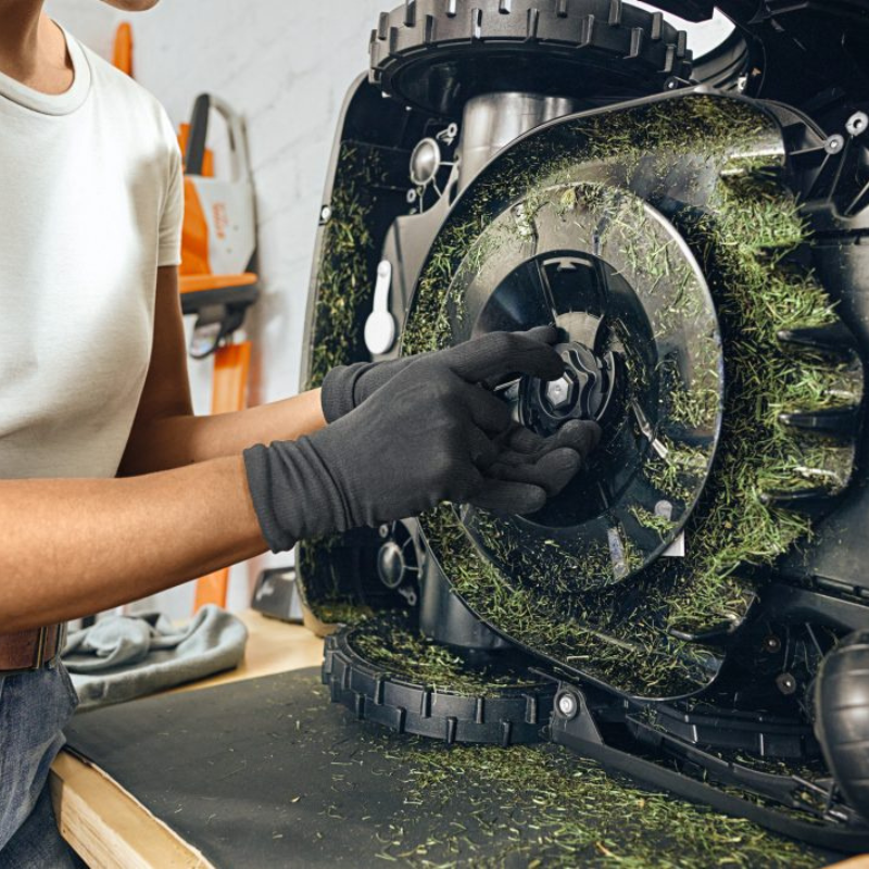 Stihl Klingen-Set Duro Plus für iMOW - 9 Stück in Aktion