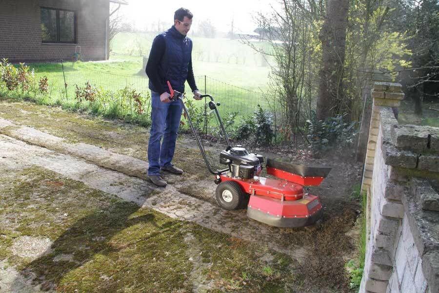 Tielbürger Benzin-Unkrautbürstenmaschine TW50S PRO in Aktion