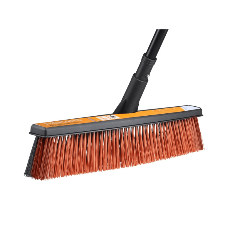 Fiskars Besen SOLID L - mit 170 cm Aluminiumstiel - Jetzt Fiskars bei kaisers.jetzt