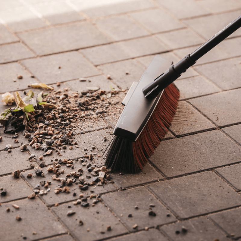 Fiskars Besen SOLID L - mit 170 cm Aluminiumstiel - Jetzt Fiskars bei kaisers.jetzt