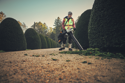 Entdecken Sie, warum der Stihl Laubsauger SHA 140 Ihren Garten diesen Herbst retten wird!