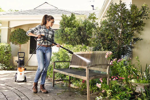 Reinigung mit einem Stihl-Hochdruckreiniger - Gartenmöbel