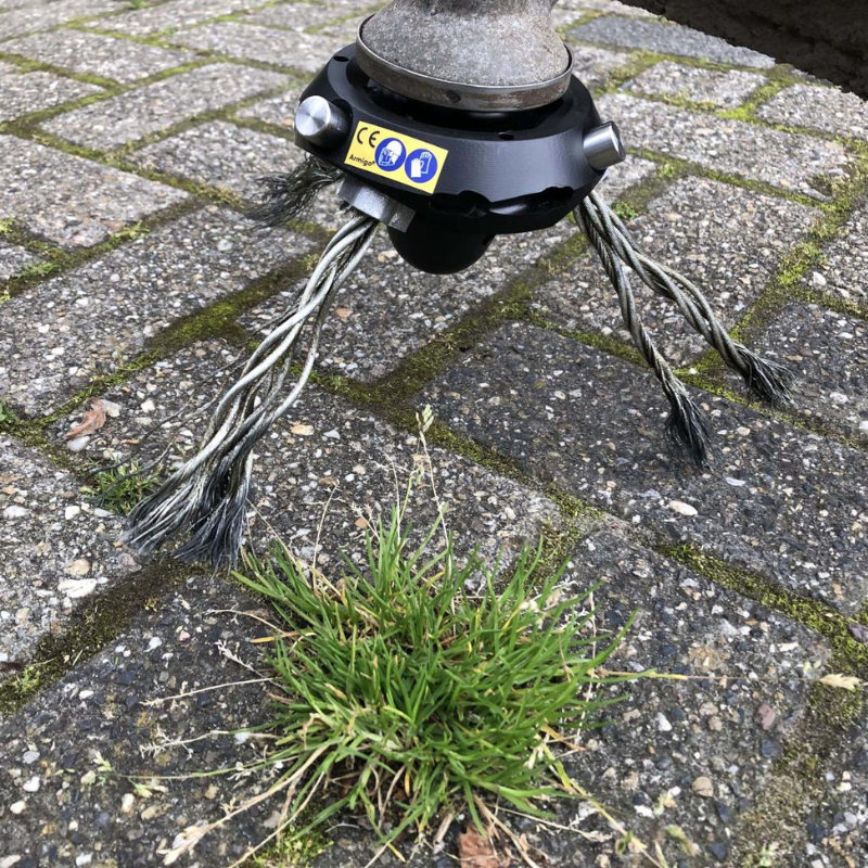 Armigo Unkrautbürsten-Starterkit Multiplo ECO - 10 mm Bürsten in Aktion