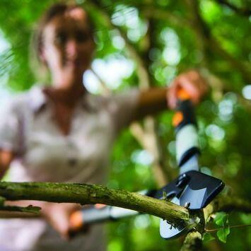 Fiskars Smartfit Teleskop-Astschere L86 - Jetzt Fiskars bei kaisers.jetzt