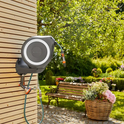 GARDENA Wandschlauchbox RollUp M – 20 m in Aktion