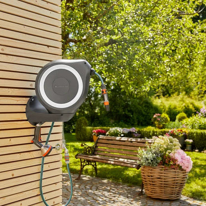 GARDENA Wandschlauchbox RollUp M – 20 m in Aktion