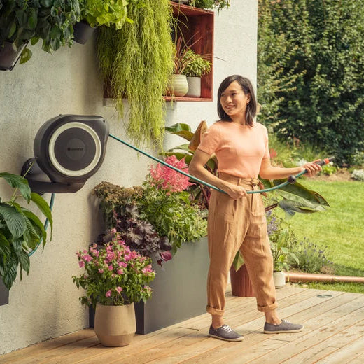 GARDENA Wandschlauchbox RollUp M – 20 m in Aktion