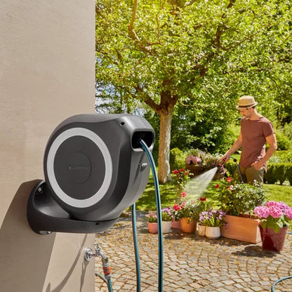 GARDENA Wandschlauchbox RollUp M – 20 m in Aktion