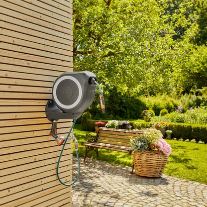 GARDENA Wandschlauchbox RollUp S - 15 m, 11 mm in Aktion