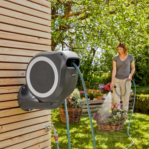 GARDENA Wandschlauchbox RollUp S - 15 m, 11 mm in Aktion