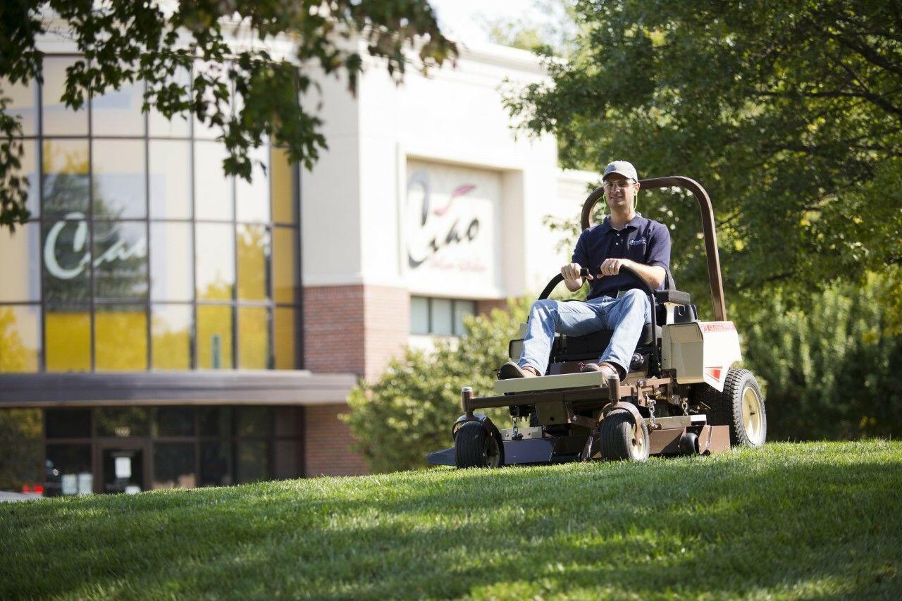 Grasshopper Benzin-Nullwendekreismäher 124V-48 in Aktion