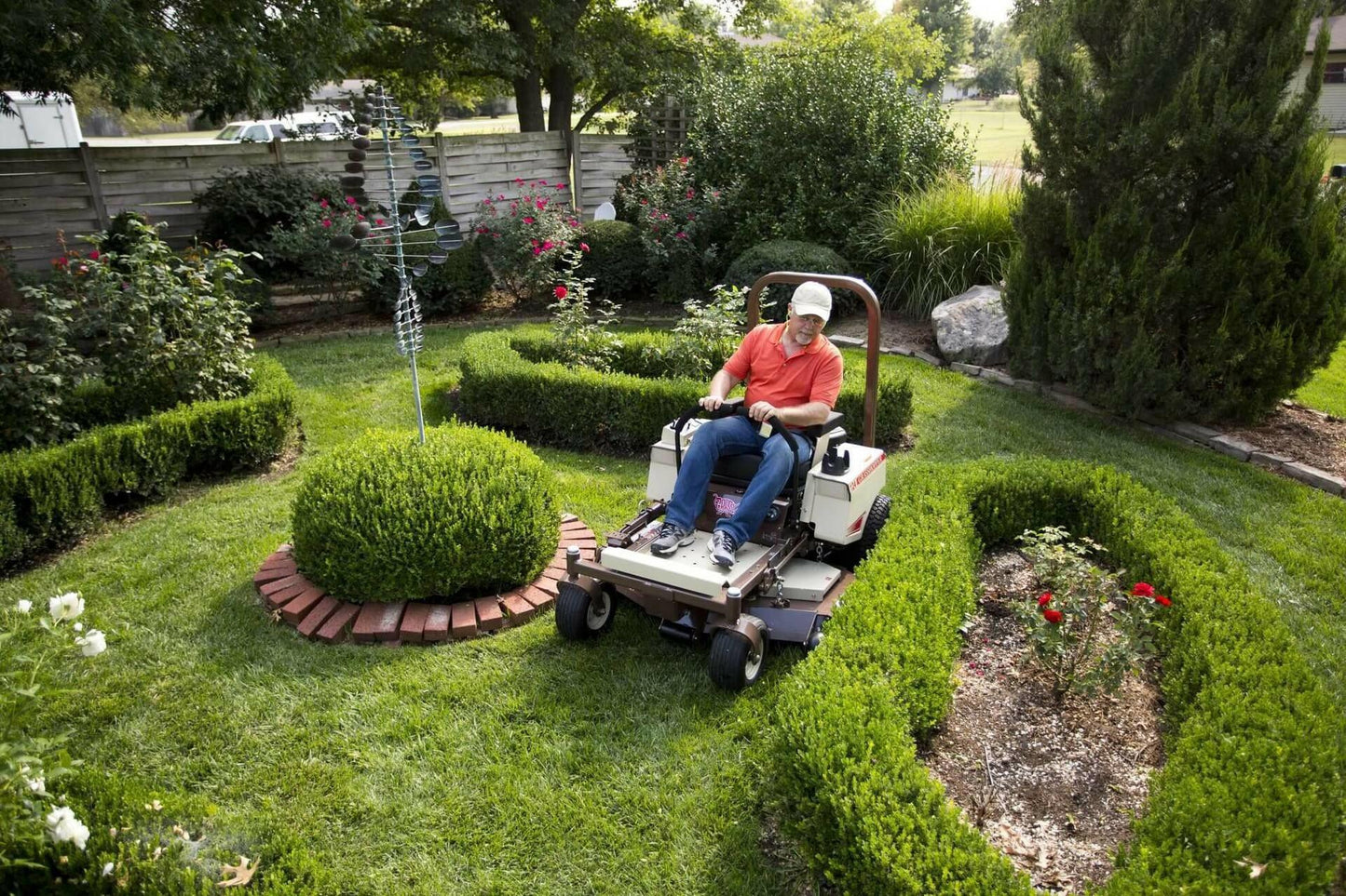 Grasshopper Benzin-Nullwendekreismäher 124V-48 in Aktion