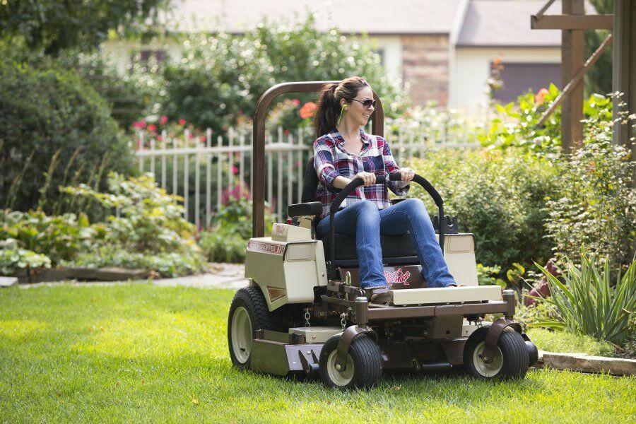 Grasshopper Benzin-Nullwendekreismäher 124V-48 in Aktion