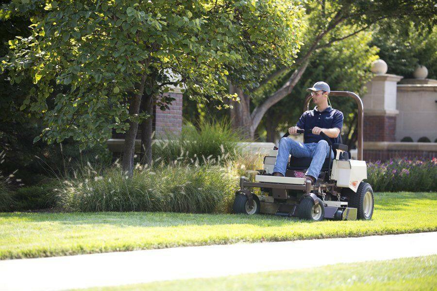 Grasshopper Benzin-Nullwendekreismäher 124V-48 in Aktion