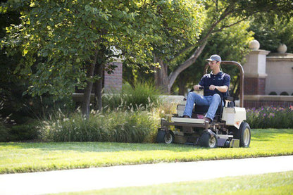 Grasshopper Benzin-Nullwendekreismäher 124V-48 in Aktion