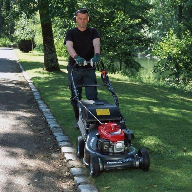 Honda Benzin-Rasenmäher HRH 536 HX in Aktion