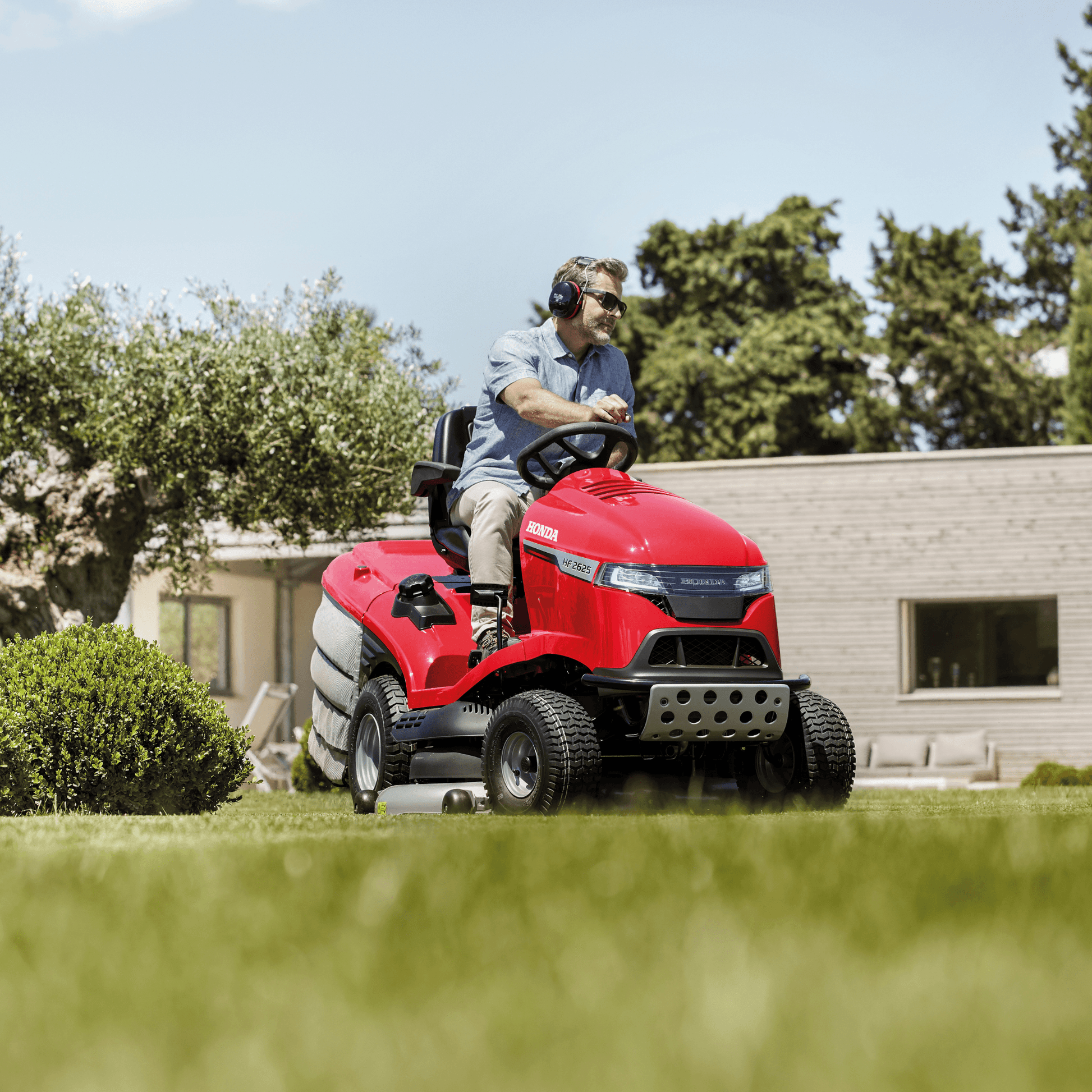 Honda Benzin-Aufsitzmäher HF 2625 HM in Aktion