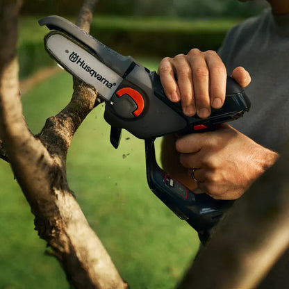 Husqvarna Akku-Astsäge Aspire P5-P4A mit Akku und Ladegerät in Aktion