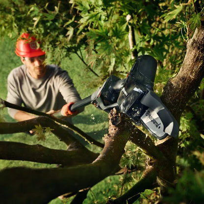 Husqvarna Akku-Astsäge Aspire PE5-P4A mit Akku & Ladegerät in Aktion