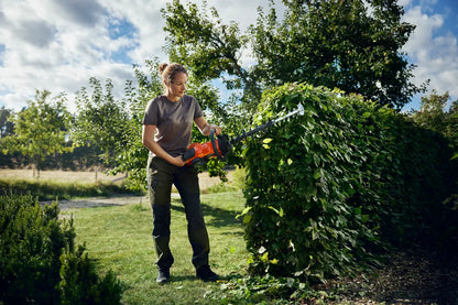 Husqvarna Akku-Heckenschere 322iHD60 Einzelgerät - 60 cm in Aktion