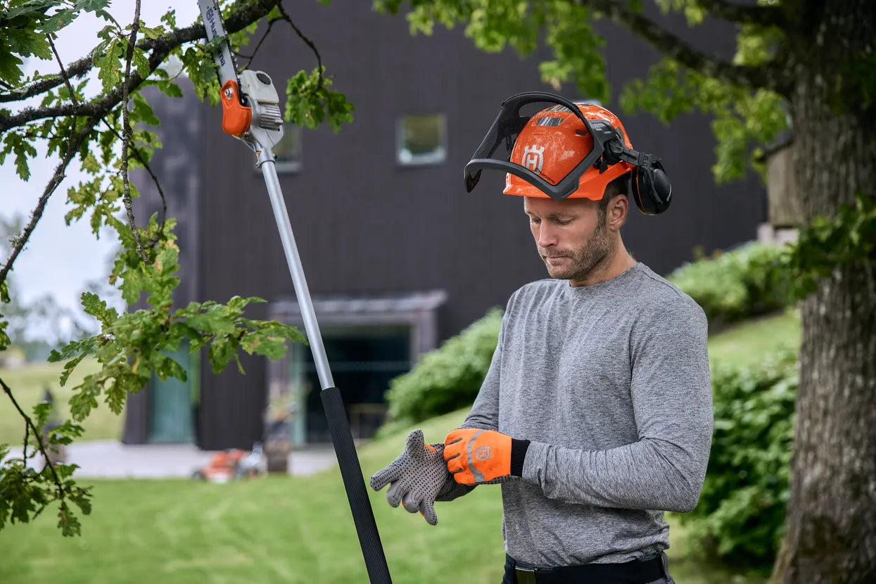 Husqvarna Akku-Hochentaster 530iP4  - 25 cm in Aktion