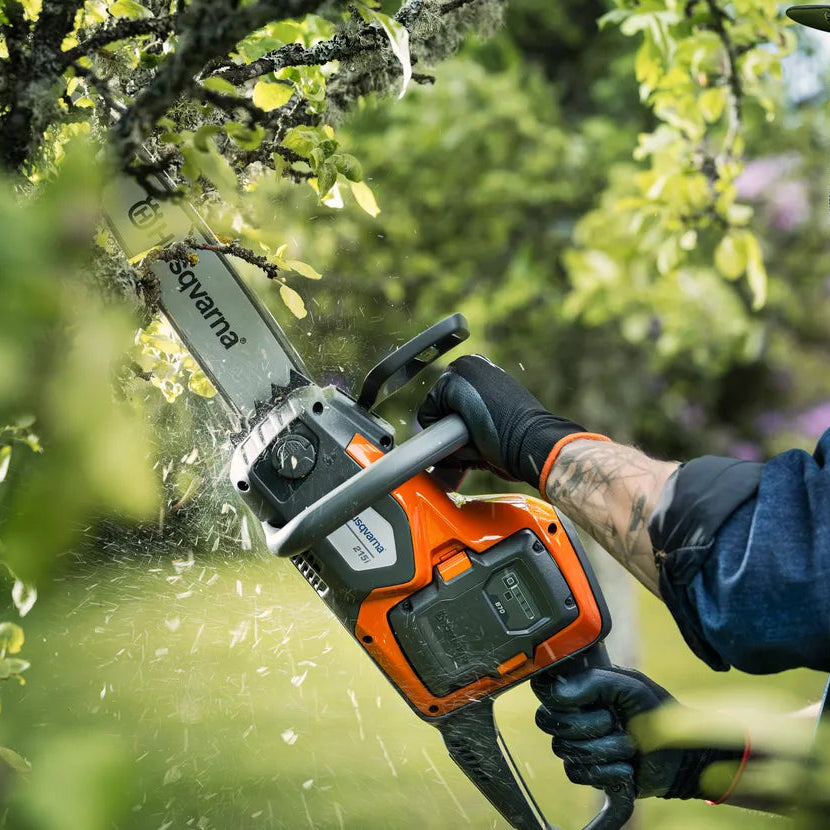 Husqvarna Akku-Kettensäge - 215i - 30 cm, mit Akku & Ladegerät