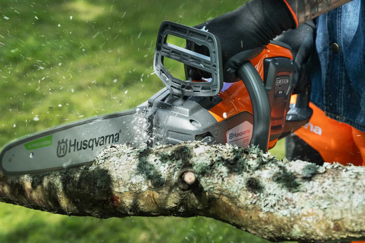 Husqvarna Akku-Kettensäge - 215i - 30 cm, mit Akku & Ladegerät