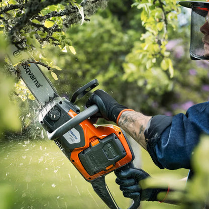 Husqvarna Akku-Kettensäge 215i Einzelgerät - 30 cm in Aktion