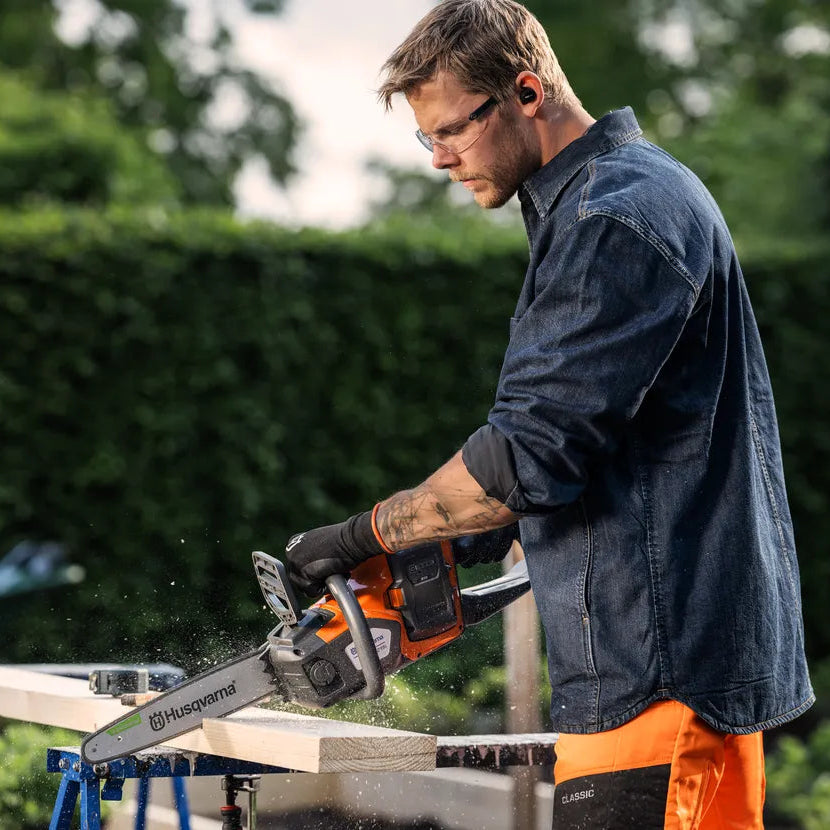 Husqvarna Akku-Kettensäge 215i Einzelgerät - 30 cm in Aktion
