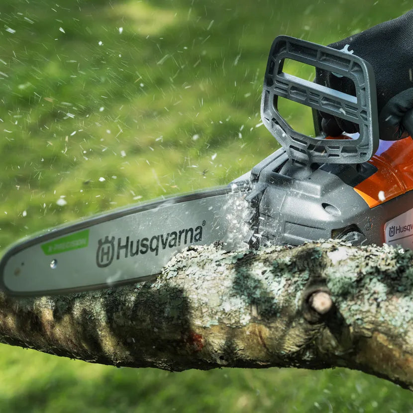 Husqvarna Akku-Kettensäge 215i Einzelgerät - 30 cm in Aktion
