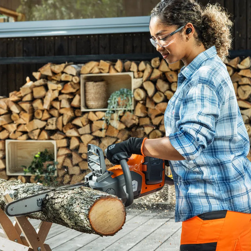 Husqvarna Akku-Kettensäge 230i - 35 cm - inkl. Akku und Ladegerät in Aktion