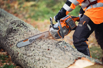 Husqvarna Akku-Kettensäge 550i XP® G  - 38,1 cm in Aktion 