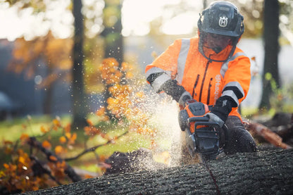 Husqvarna Akku-Kettensäge 550i XP® G  - 38,1 cm in Aktion