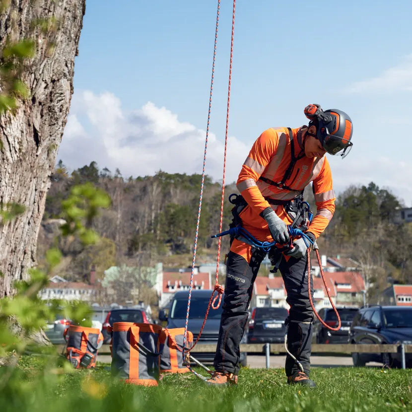 Husqvarna Akku-Kettensäge T535i XP Einzelgerät - 30–35 cm in Aktion