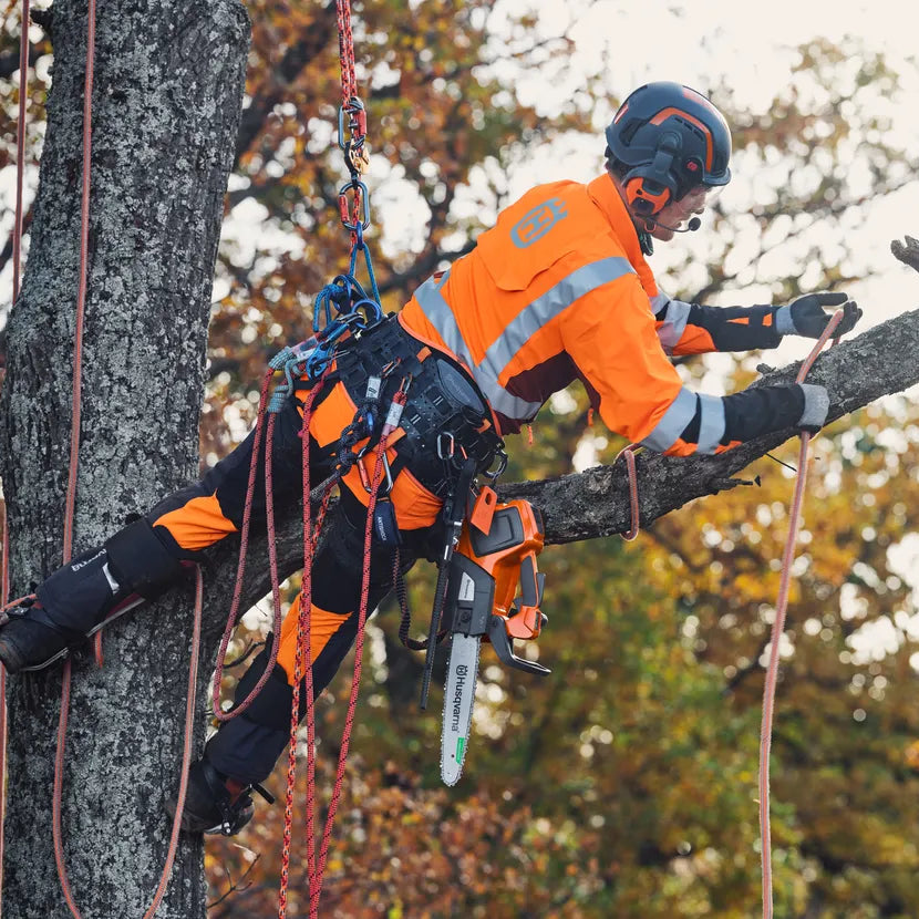 Husqvarna Akku-Kettensäge T535i XP Einzelgerät - 30–35 cm in Aktion
