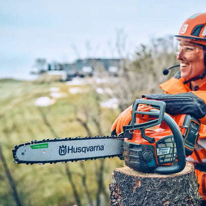 Husqvarna Akku-Kettensäge T542i XP G Einzelgerät - 35 cm in Aktion