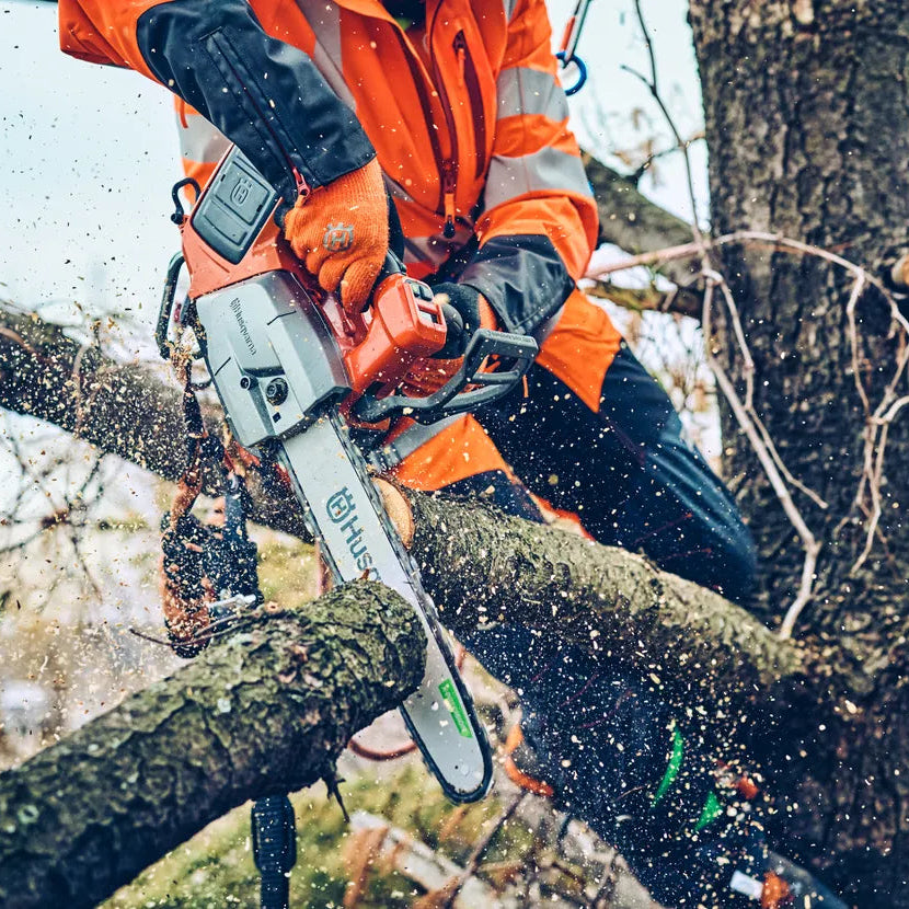 Husqvarna Akku-Kettensäge T542i XP G Einzelgerät - 35 cm in Aktion