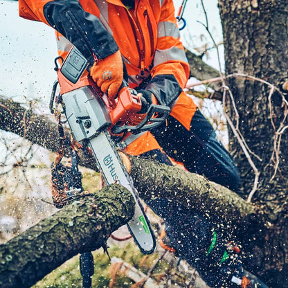 Husqvarna Akku-Kettensäge T542i XP G Einzelgerät - 35 cm in Aktion