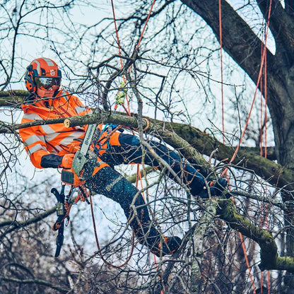 Husqvarna Akku-Kettensäge T542i XP G Einzelgerät - 35 cm in Aktion