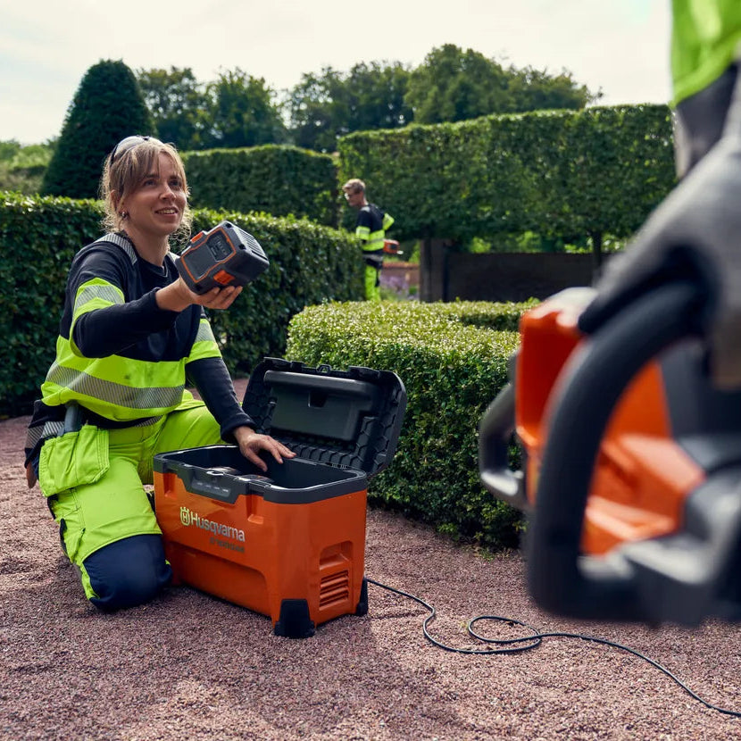 Husqvarna Akku-Ladekoffer 40-C1000X4 in Aktion