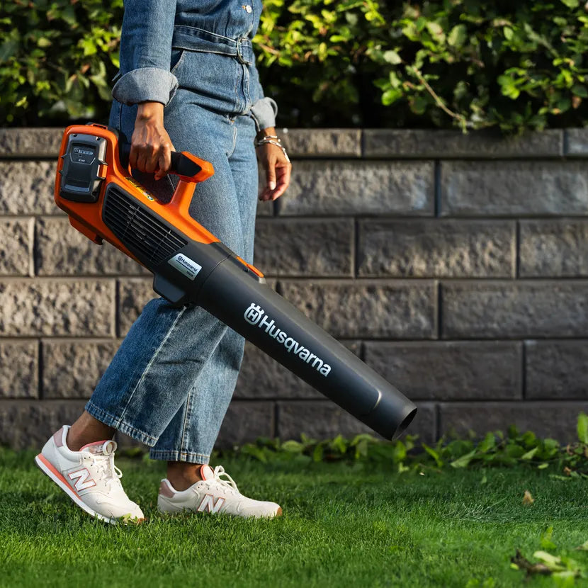 Husqvarna Akku-Laubbläser 122iB 36 V inkl. Akku und Lader in Aktion