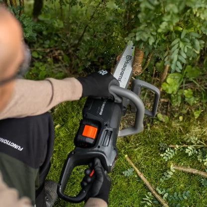 Husqvarna Akku-Motorsäge Aspire C15X-P4A Einzelgerät - 25 cm in Aktion
